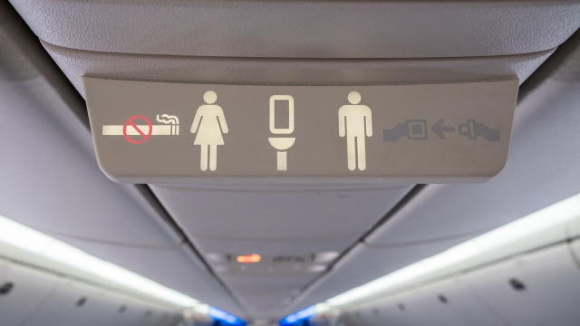  Comissária de bordo revela qual a melhor altura para usar o WC do avião