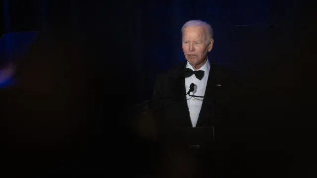 
                    Joe Biden interrompe apresentação do livro da mulher: 