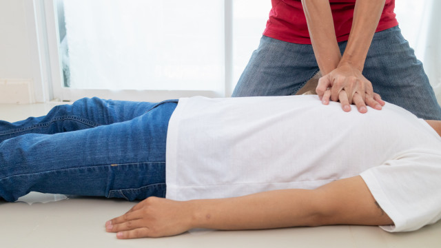 Saiba como ajudar alguém que está em paragem cardiorrespiratória