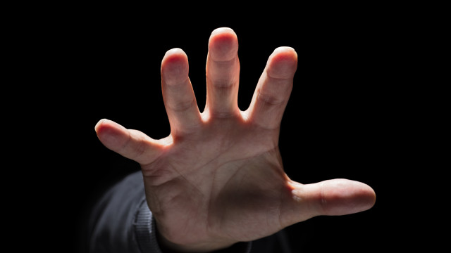 Idoso detido por abusar de jovem com deficiência. Era amigo do avô