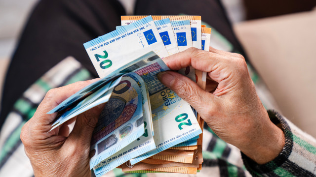 Pensões da Segurança Social caem hoje na conta (e com 'bónus' do IRS)