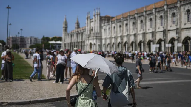 
                    Portugal é um dos destinos preferidos dos europeus para viajar no verão
                
