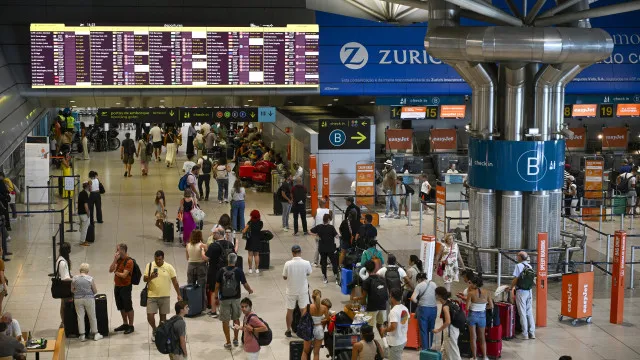 
                    PSP diz que tempo de espera máximo nos aeroportos é inferior a uma hora
                