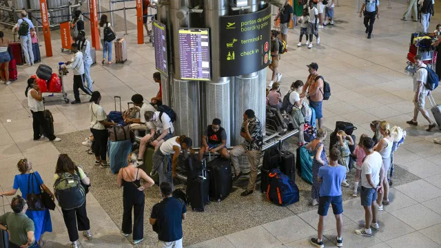 
                    Seis adultos e menor com passaportes falsos apanhados no Humberto Delgado
                