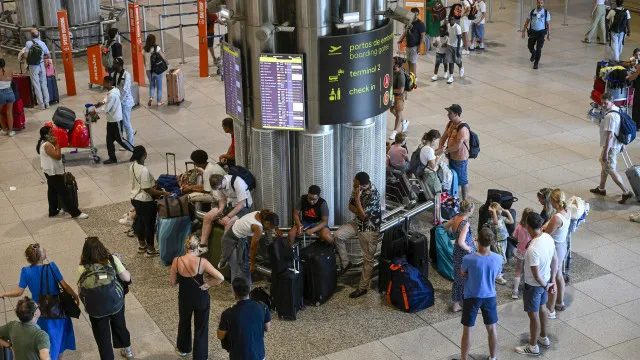
                    Governo diz ter reduzido filas em 50% no aeroporto de Lisboa
                