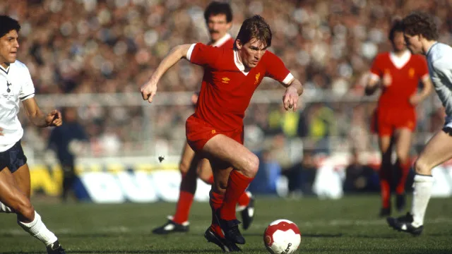 Kenny Dalglish, 'lenda' do Liverpool, revela tratamento a um cancro