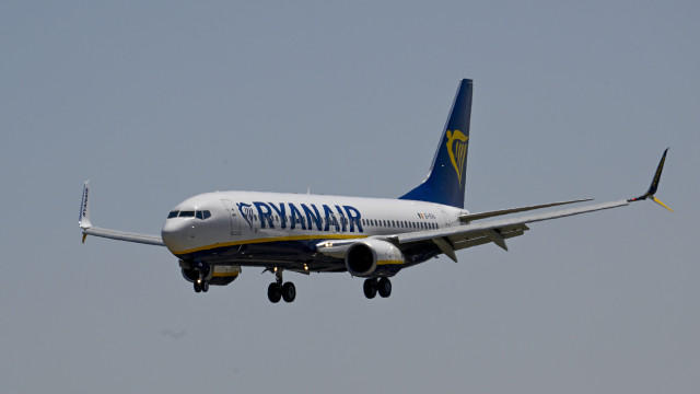 Passageiro parcialmente sugado para fora de janela em voo da Ryanair