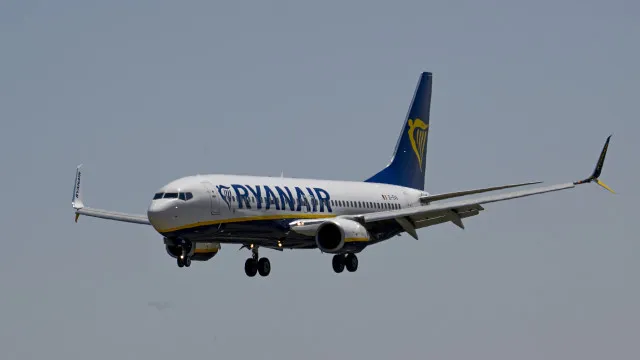 
                    Passageira leva piloto a regressar ao Porto após 