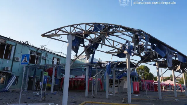 
                    Pelo menos dois mortos e 16 feridos em ataque aéreo russo em Zaporíjia
                