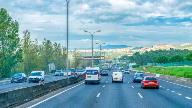 ColisÃ£o de 7 veÃculos em Queluz corta trÃ¢nsito no IC19. HÃ¡ dois feridos