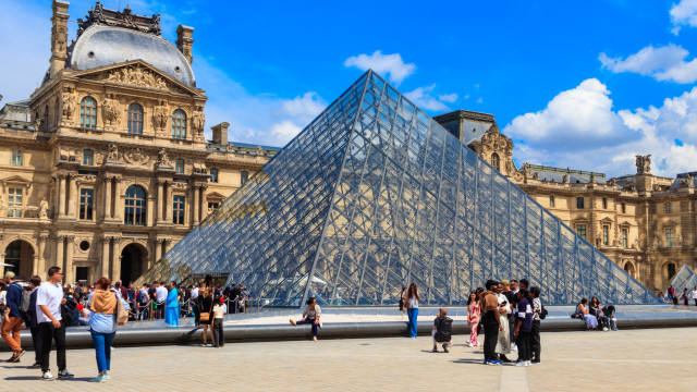 Presos por roubo do Louvre 'admitem parcialmente' envolvimento no crime