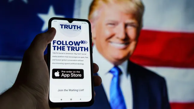
                    Truth. Trump processado por venda de acesso prioritário a publicações
                