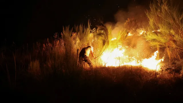 
                    Combate ao fogo de Loulé melhora, mas já há quatro bombeiros feridos
                