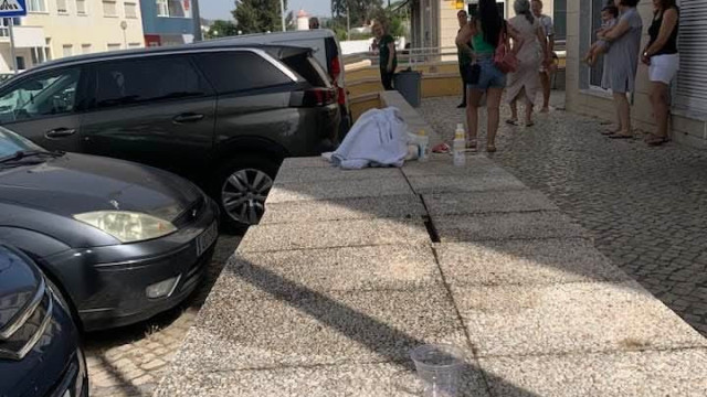 Mulher dá à luz na rua. Pediu ambulância, disseram-lhe para ir de carro