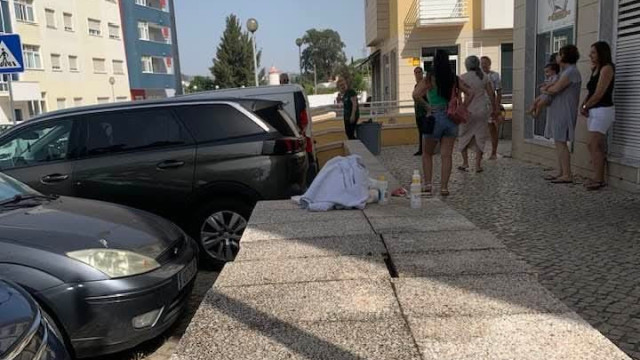 Mulher dá à luz na rua. Pediu ambulância, disseram-lhe para ir de carro