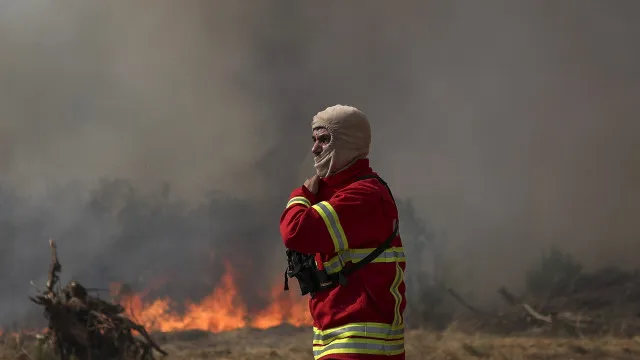 Mais de 120 operacionais e dois meios aÃ©reos combatem chamas em Gondomar