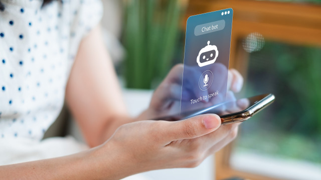 Relatório: Desinformação veiculada por 'chatbots' de IA diminui em julho