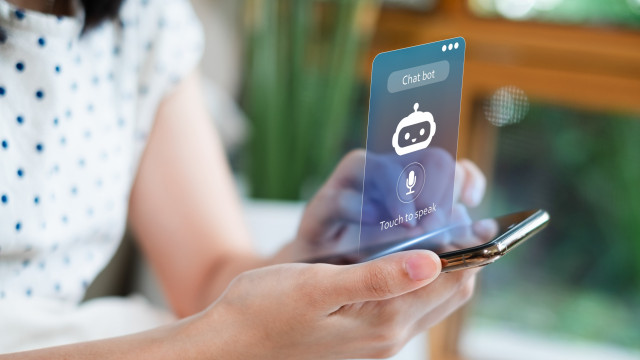 Relatório: Desinformação veiculada por 'chatbots' de IA diminui em julho