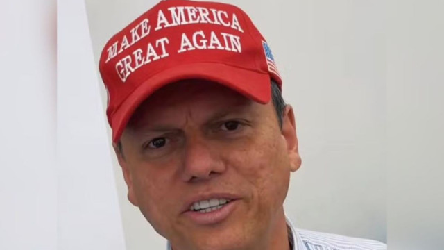 Tarcísio de Freitas diz que não colocaria o boné de Donald Trump novamente