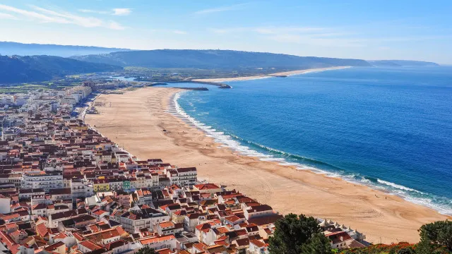
                    Levantada interdição de banhos na praia da Nazaré
                