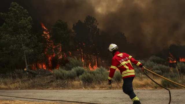 
                    Oito operacionais feridos num dia. Liga dos Bombeiros está 