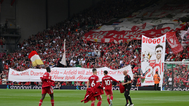 A homenagem a Diogo Jota e André Silva no Liverpool-Bournemouth