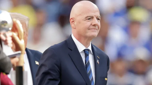 
                    Venda do Mundial. Infantino pressiona Federações e promete... 40 milhões 
                