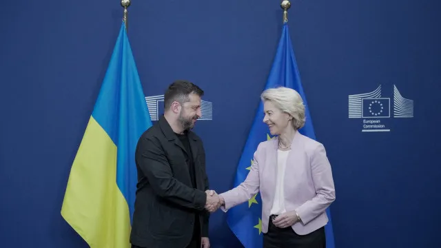 
                    Zelensky e von der Leyen saúdam nova etapa na adesão da Ucrânia à UE
                