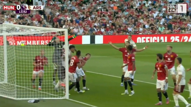 Falta? Oferta? Ou ambas? Golo gera polémica no Manchester United-Arsenal