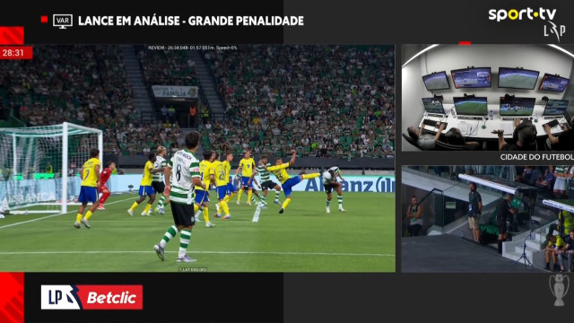 Suárez estreou-se a marcar pelo Sporting, com polémica (e VAR) à mistura