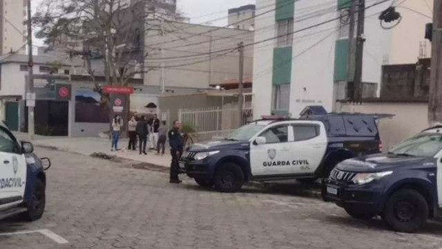 Mulher mata o pai com 20 facadas e é presa após andar nua em Itanhaém