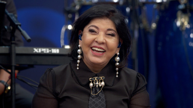 Policial usa spray de pimenta contra deputado em bloco no DF; veja 1 Roberta Miranda emociona vendedora ambulante após pagar R$ 800 por pipoca