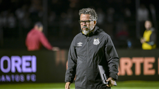 Santos demite Cleber Xavier após sofrer goleada por 6 a 0 contra o Vasco 