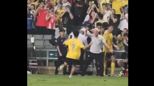 Criança invadiu campo para conhecer Cristiano Ronaldo. Jesus reagiu assim