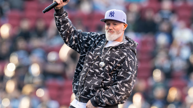 Insólito! Vocalista dos Limp Bizkit destrói drone em pleno concerto 