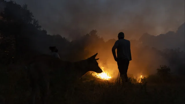 
                    Fogo em Resende continua ativo
                