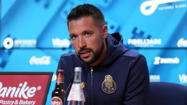 
                    EM DIRETO: Siga a antevisão de Farioli ao FC Porto-Sporting
                