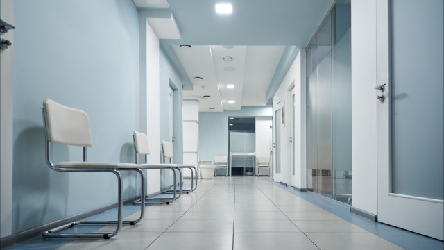 Jovem espancado em França por alegado grupo de extrema-esquerda morreu