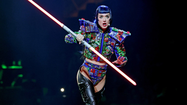 Jovem fã desmaia em palco no concerto de Katy Perry e é logo socorrida