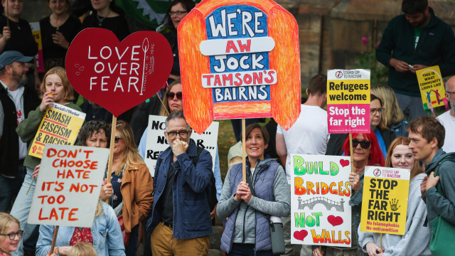 Alojamento de migrantes em hotéis divide Reino Unido. As imagens