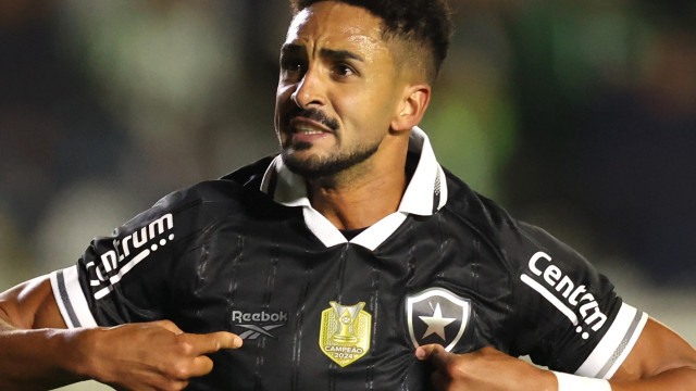 Estreante espanhol decide, e Botafogo vence o Juventude de virada