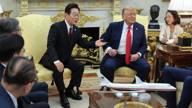 Após maquilhagem, Trump surge com grande nódoa negra na mão. As imagens