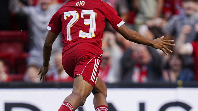 Nova estrela em Anfield. Ngumoha 'salva' Liverpool em St. James Park