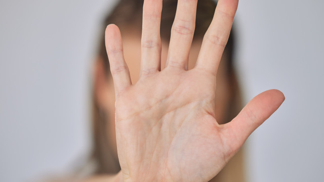 Mulher foge de ex-padrasto após 22 anos de violência e cárcere privado no Paraná