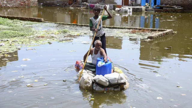 Chuvas fortes e deslizamentos de terra fazem mais de 100 mortos na Ã ndia