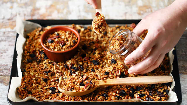 Receita de granola caseira: fácil, saudável e pronta em apenas 1 hora