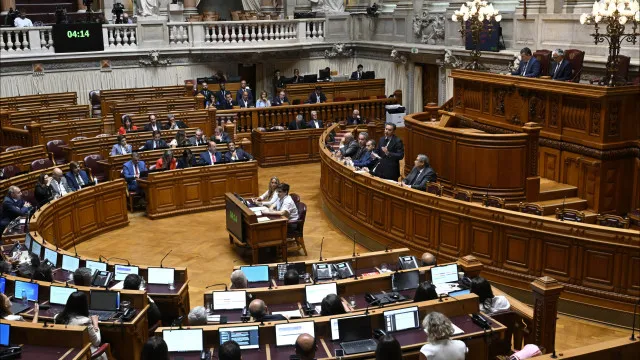 
                    Alargar Dia da Defesa a uma semana? Parlamento propõe estudo ao Governo
                