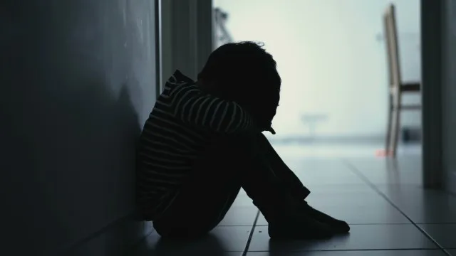 
                    Mãe e padastro abusavam de menina e fotografavam por 