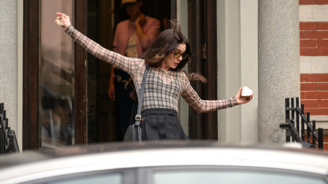 Anne Hathaway leva tombo em set de 'O Diabo Veste Prada 2' e reage com bom humor