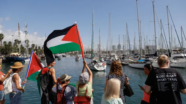 
                    Ativistas de flotilha detidos por Israel serão conduzidos para a Grécia
                
